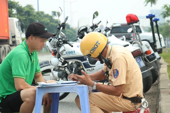 TPHCM: Lực lượng CSGT ghi nhận nhiều tín hiệu tích cực qua công tác kiểm tra nồng độ cồn người tham gia giao thông. - Ảnh 2.