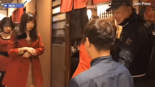 Độc lạ nhà hàng Nhật Bản, nơi khách hàng tự nguyện trả tiền để được "ăn tát" đến xây xẩm mặt mày- Ảnh 3.