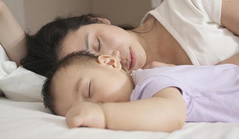 Trẻ ngủ cùng mẹ liệu có thông minh hơn?- Ảnh 2.