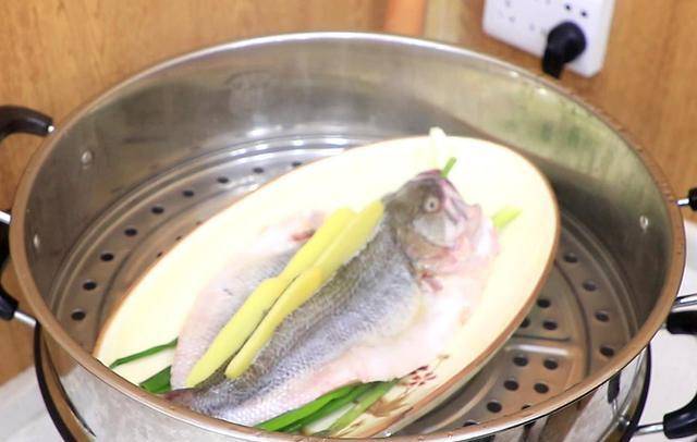 Làm món cá hấp đừng quên cho thứ này vào, không chỉ giảm tanh mà còn tốt cho sức khoẻ - Ảnh 4.