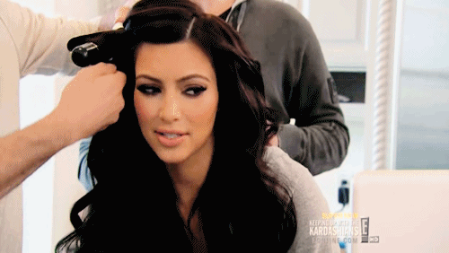 Siêu lười gội đầu nhưng Kim Kardashian vẫn có chiêu &quot;giấu&quot; tóc bết cực đỉnh - Ảnh 1.