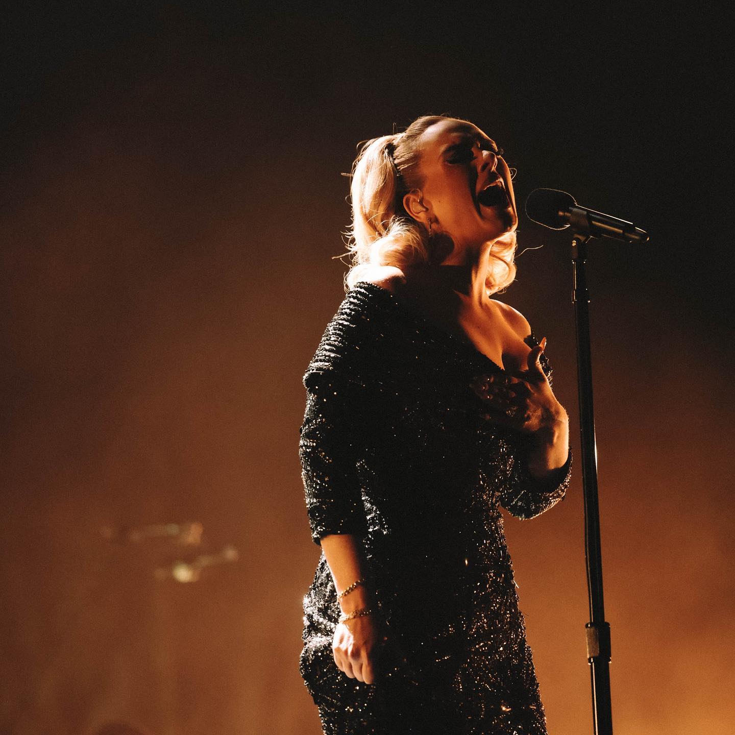 Adele diện chiếc váy &quot;pháo hoa&quot; của NTK Công Trí tại show diễn siêu sang - Ảnh 4.