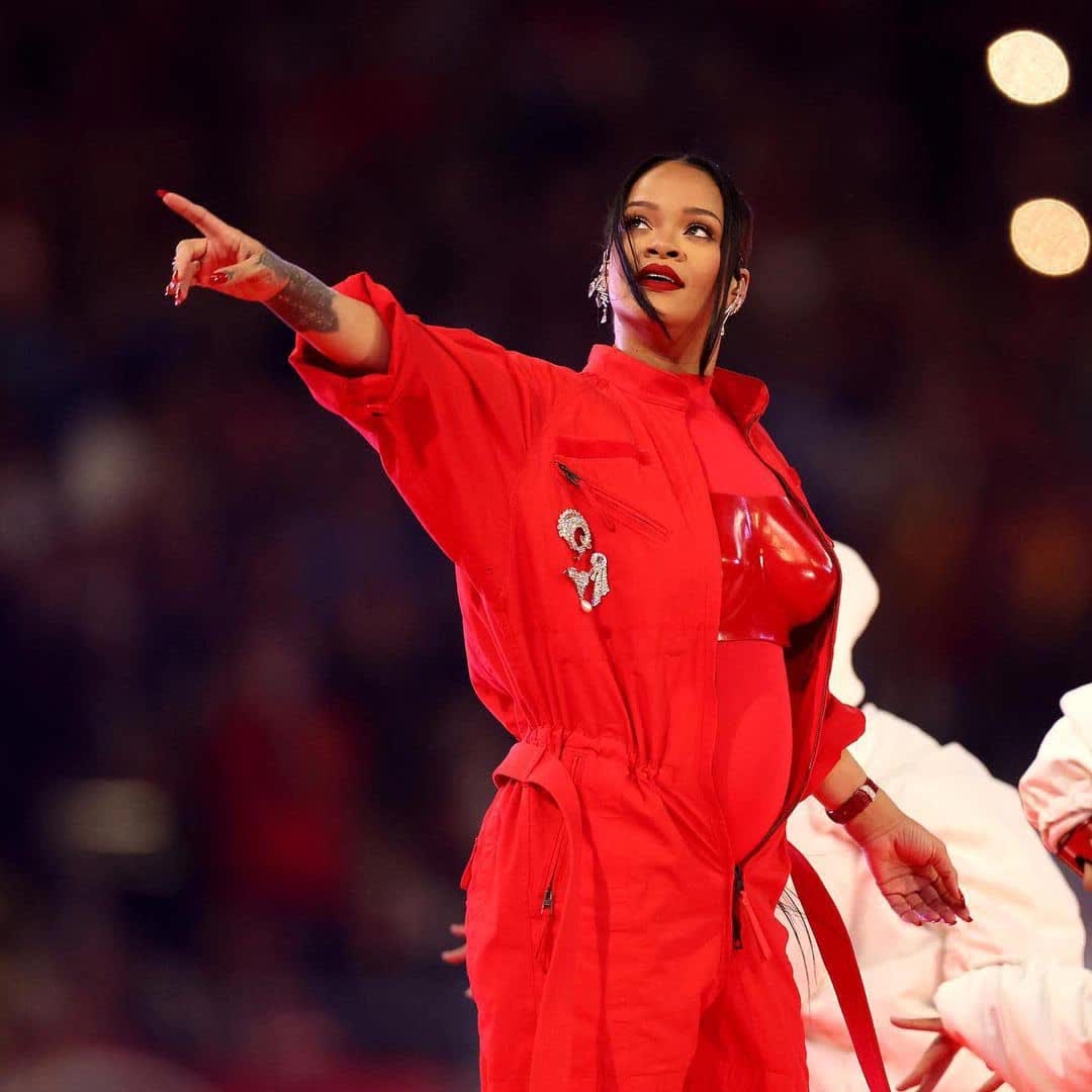 Ai làm lại bà bầu Rihanna: Chỉ với động tác dặm phấn ở Super Bowl đã đem về 132 tỷ đồng! - Ảnh 3.