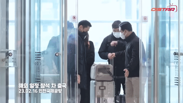 Song Joong Ki và vợ người Anh không rời nhau nửa bước tại sân bay: Cử chỉ anh dành cho bà xã gây sốt - Ảnh 3.