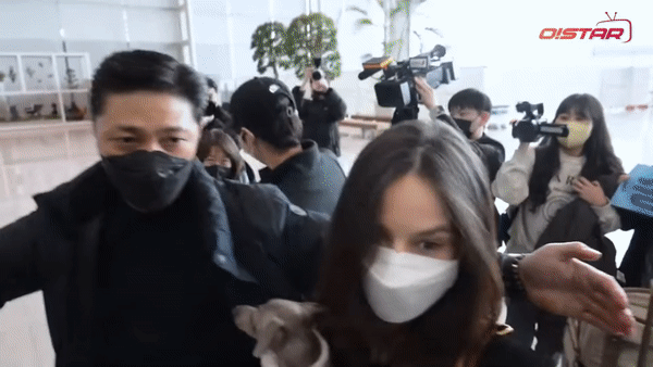 Song Joong Ki và vợ người Anh không rời nhau nửa bước tại sân bay: Cử chỉ anh dành cho bà xã gây sốt - Ảnh 4.