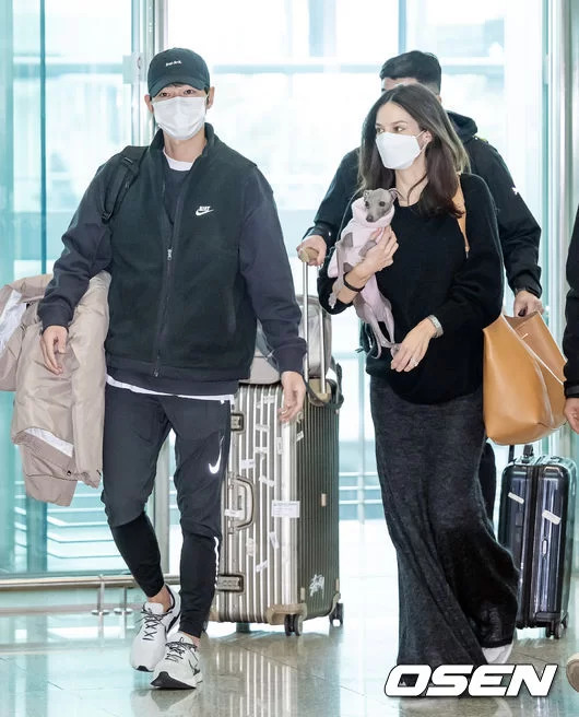 Song Joong Ki và vợ người Anh không rời nhau nửa bước tại sân bay: Cử chỉ anh dành cho bà xã gây sốt - Ảnh 2.