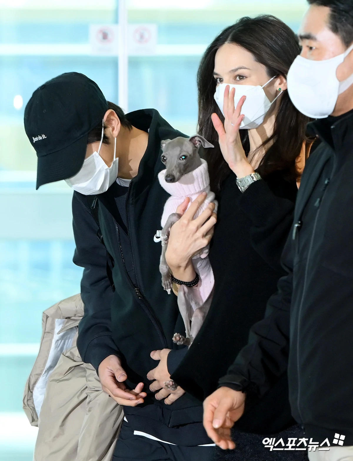 Song Joong Ki và vợ người Anh không rời nhau nửa bước tại sân bay: Cử chỉ anh dành cho bà xã gây sốt - Ảnh 6.