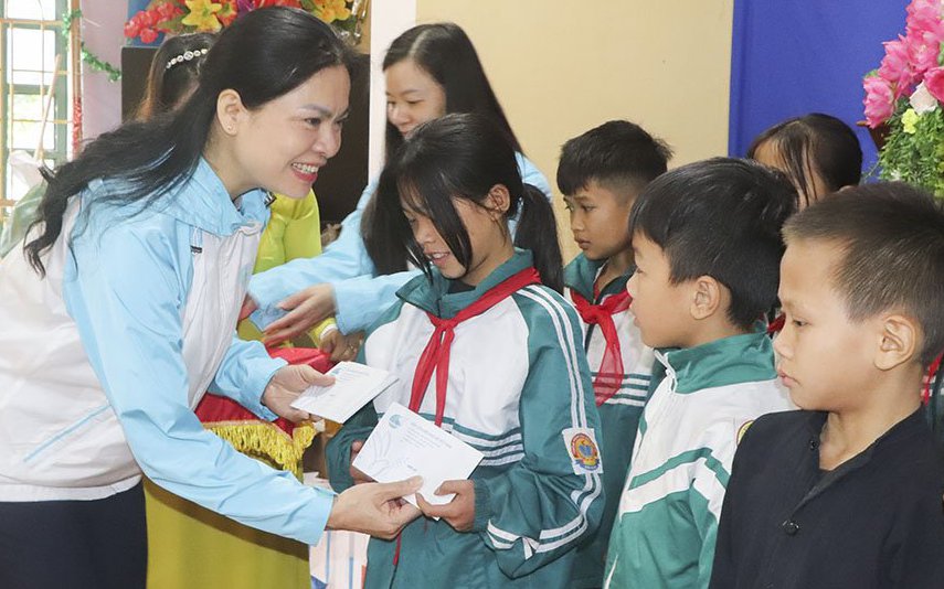 Chủ tịch Hội LHPN Việt Nam Hà Thị Nga thăm và tặng quà phụ nữ, học sinh khó khăn tại Yên Bái