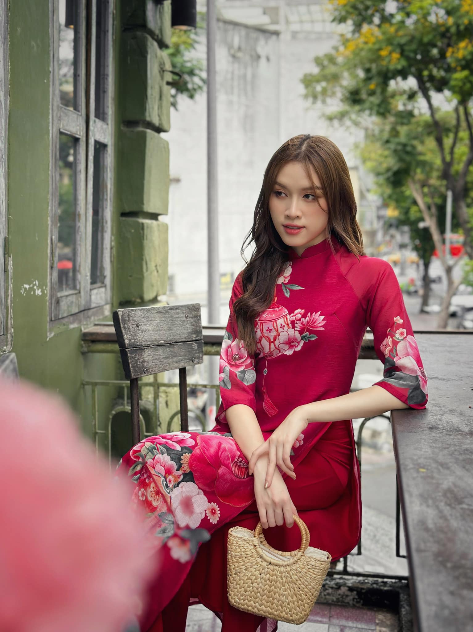 Trang phục dân tộc của đại diện Việt Nam tại Miss Charm 2023 lấy cảm hứng từ bánh tráng - Ảnh 5.