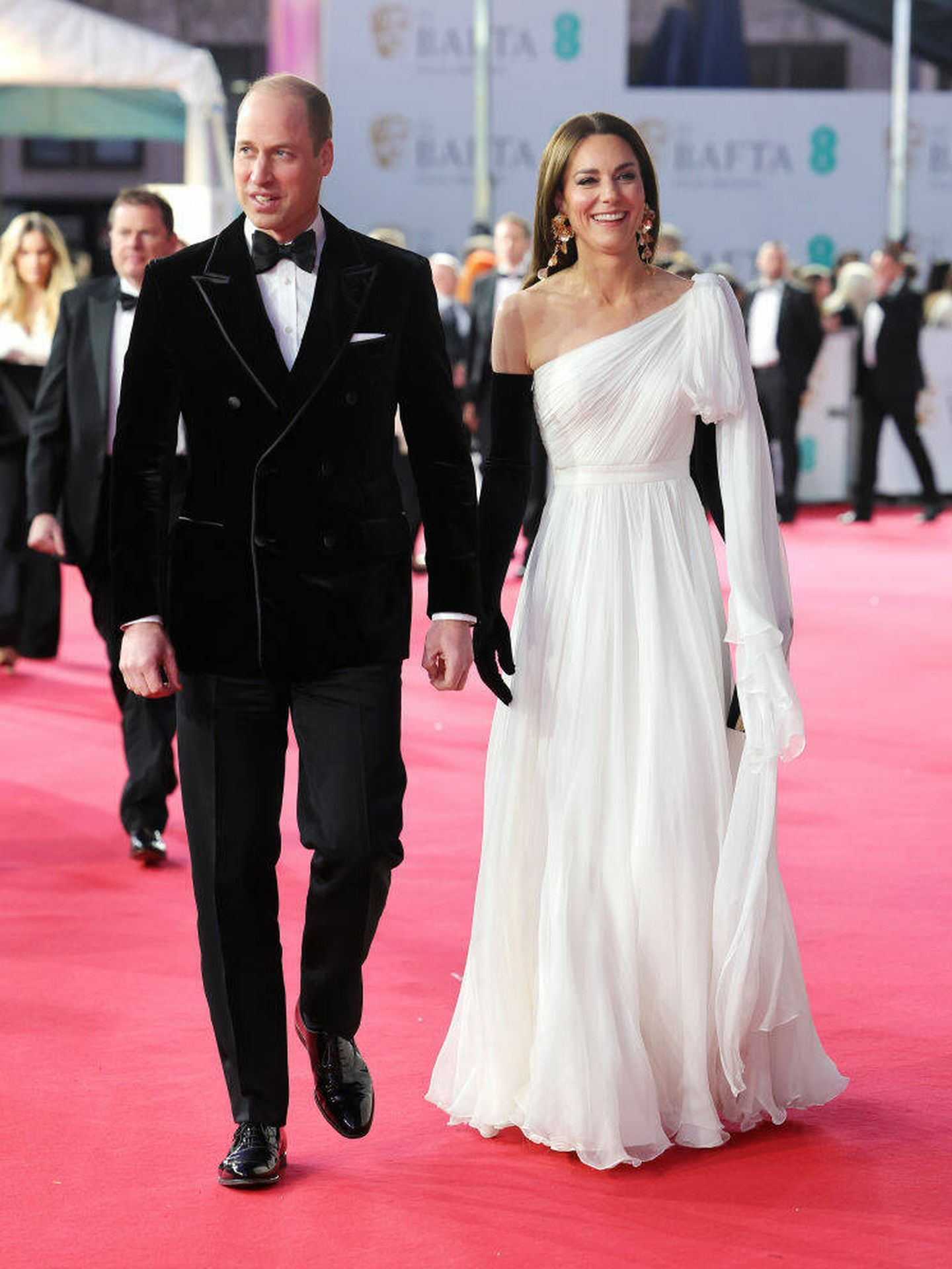 Đẳng cấp tinh tế: Công nương Kate tái sử dụng váy hiệu bằng món đồ ai cũng mua được - Ảnh 1.