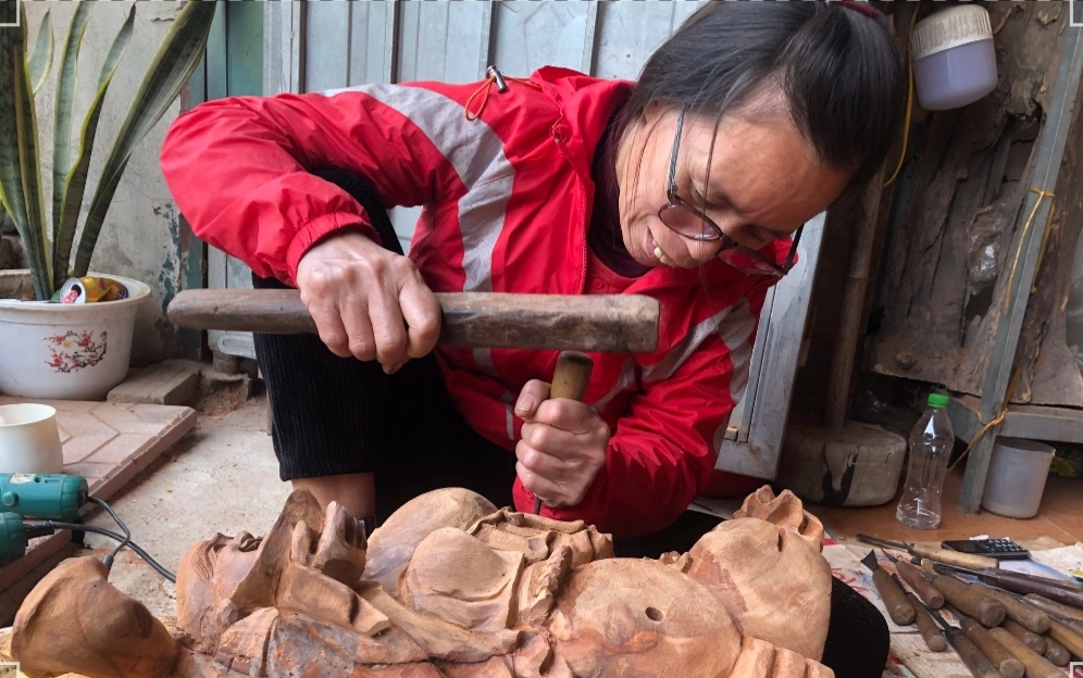Những nữ điêu khắc tượng giỏi nghề ở làng Dư Dụ - Ảnh 1.