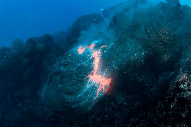 Tại sao núi lửa dưới biển không bị nước biển dập tắt? - Ảnh 7.