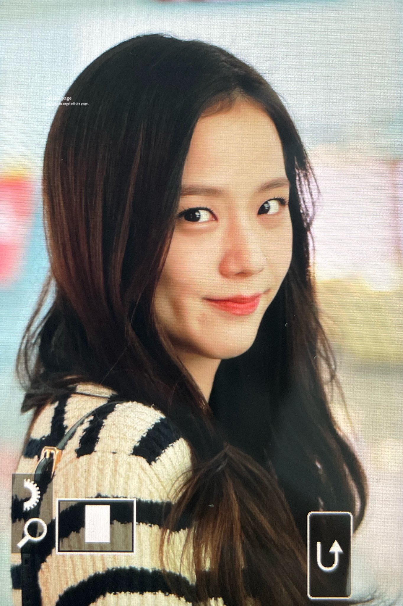 Jisoo (BLACKPINK) xinh đẹp trên đường đến Paris, ngay cả cam thường cũng không dìm nổi nhan sắc công chúa Dior” - Ảnh 8.