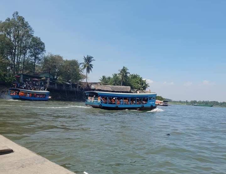 Chìm thuyền sau khi đi chùa trở về, 12 người rơi xuống sông Đồng Nai - Ảnh 1.
