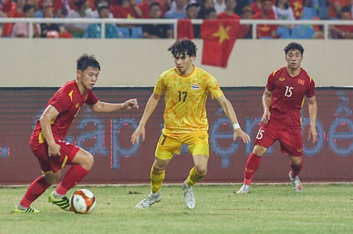 Á hậu Hòa bình Thái Lan công khai hẹn hò ngôi sao bóng đá từng khiến U23 Việt Nam toát mồ hôi hột  - Ảnh 3.