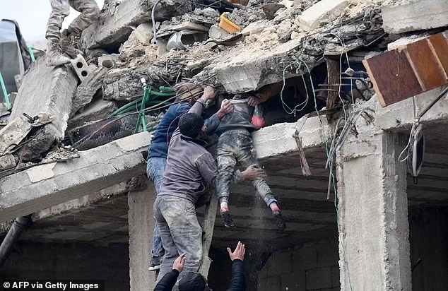 Thảm họa động đất ở Thổ Nhĩ Kỳ: Những hình ảnh trẻ nhỏ nhói lòng nơi hiện trường tang thương - Ảnh 3.