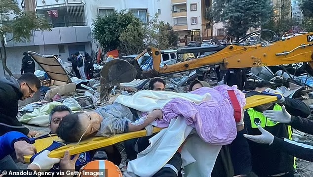 Thảm họa động đất ở Thổ Nhĩ Kỳ: Những hình ảnh trẻ nhỏ nhói lòng nơi hiện trường tang thương - Ảnh 7.