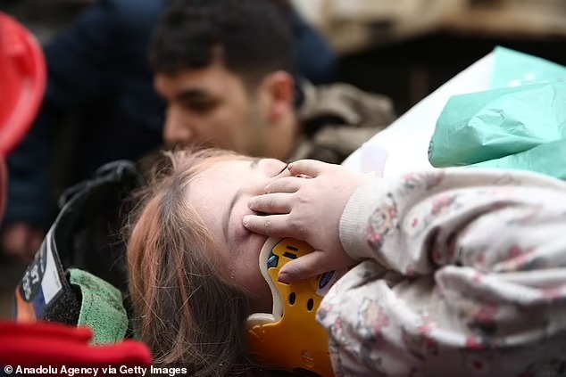 Thảm họa động đất ở Thổ Nhĩ Kỳ: Những hình ảnh trẻ nhỏ nhói lòng nơi hiện trường tang thương - Ảnh 8.