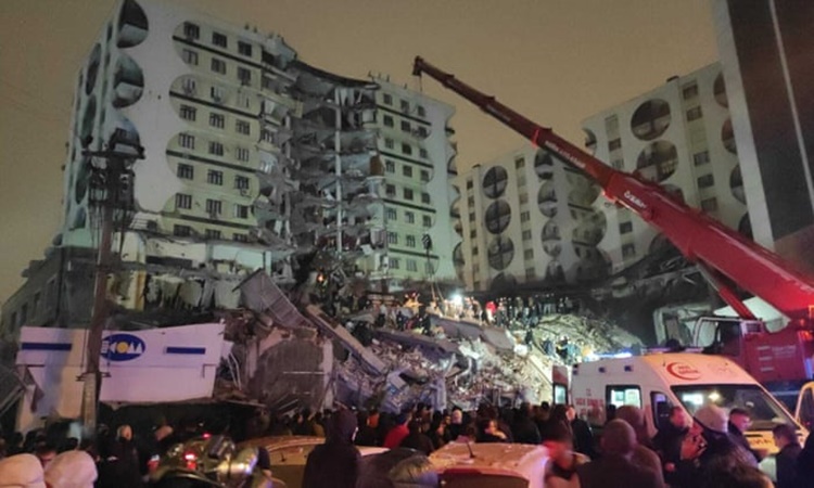 Hiện trường động đất rung chuyển Thổ Nhĩ Kỳ: Người la hét cầu cứu và tháo chạy trong hoảng loạn - Ảnh 3.
