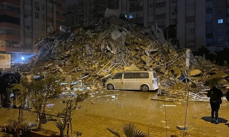 Hiện trường động đất rung chuyển Thổ Nhĩ Kỳ: Người la hét cầu cứu và tháo chạy trong hoảng loạn - Ảnh 5.
