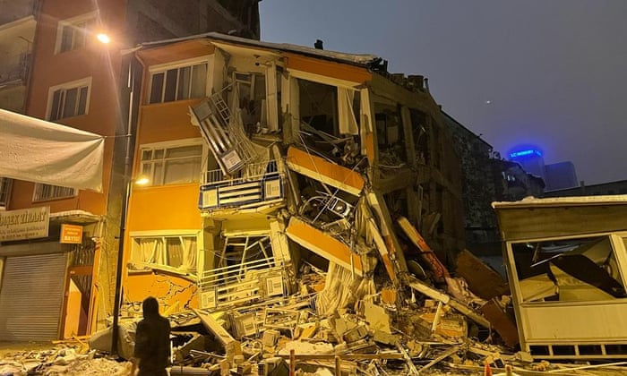 Hiện trường động đất rung chuyển Thổ Nhĩ Kỳ: Người la hét cầu cứu và tháo chạy trong hoảng loạn - Ảnh 10.