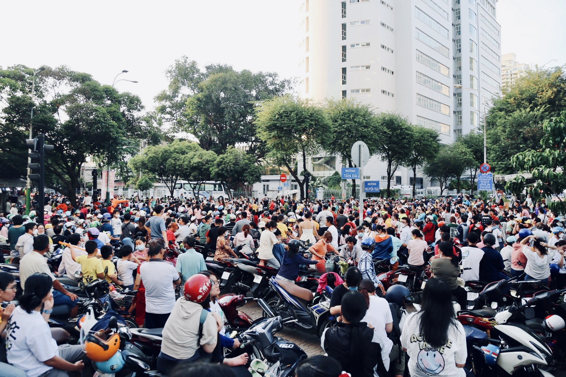 ẢNH: Hàng ngàn người dân Sài Gòn chen nhau xuống phố xem Bát Tiên khiến các tuyến đường kẹt cứng - Ảnh 13.