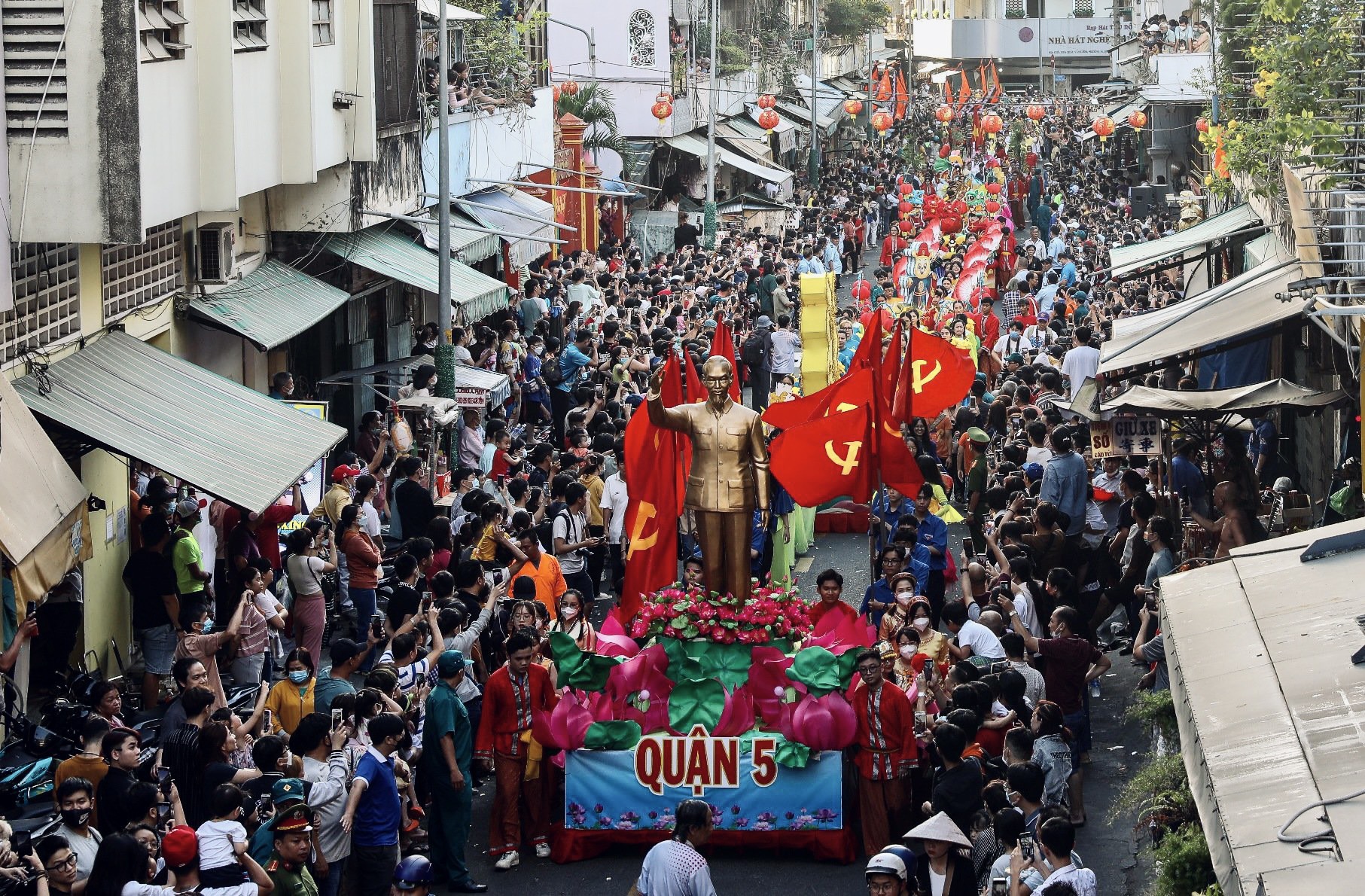 ẢNH: Hàng ngàn người dân Sài Gòn chen nhau xuống phố xem Bát Tiên khiến các tuyến đường kẹt cứng - Ảnh 1.