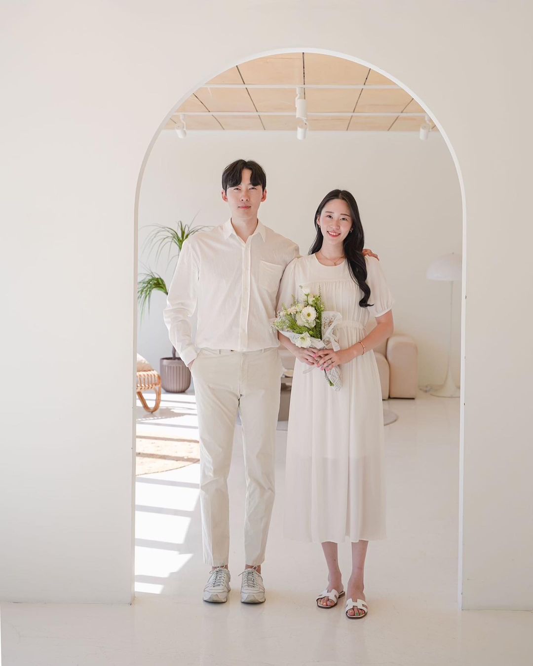 Cặp đôi Hàn gợi ý style lên đồ đi chơi Valentine đơn giản và tôn dáng - Ảnh 1.