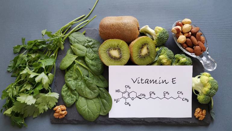 Vitamin E có dụng ngừa ung thư, làm đẹp da nhưng khi bổ sung cần ghi nhớ 3 điều để giữ an toàn - Ảnh 2.