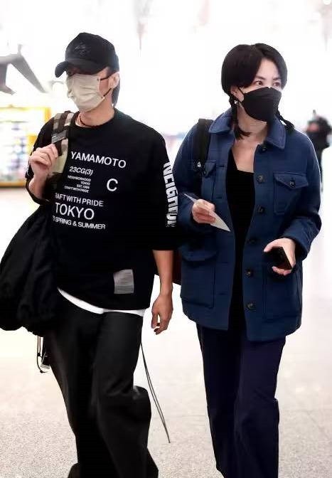 HOT: Vương Phi và Tạ Đình Phong tay trong tay ở sân bay sau tin đường ai nấy đi - Ảnh 1.