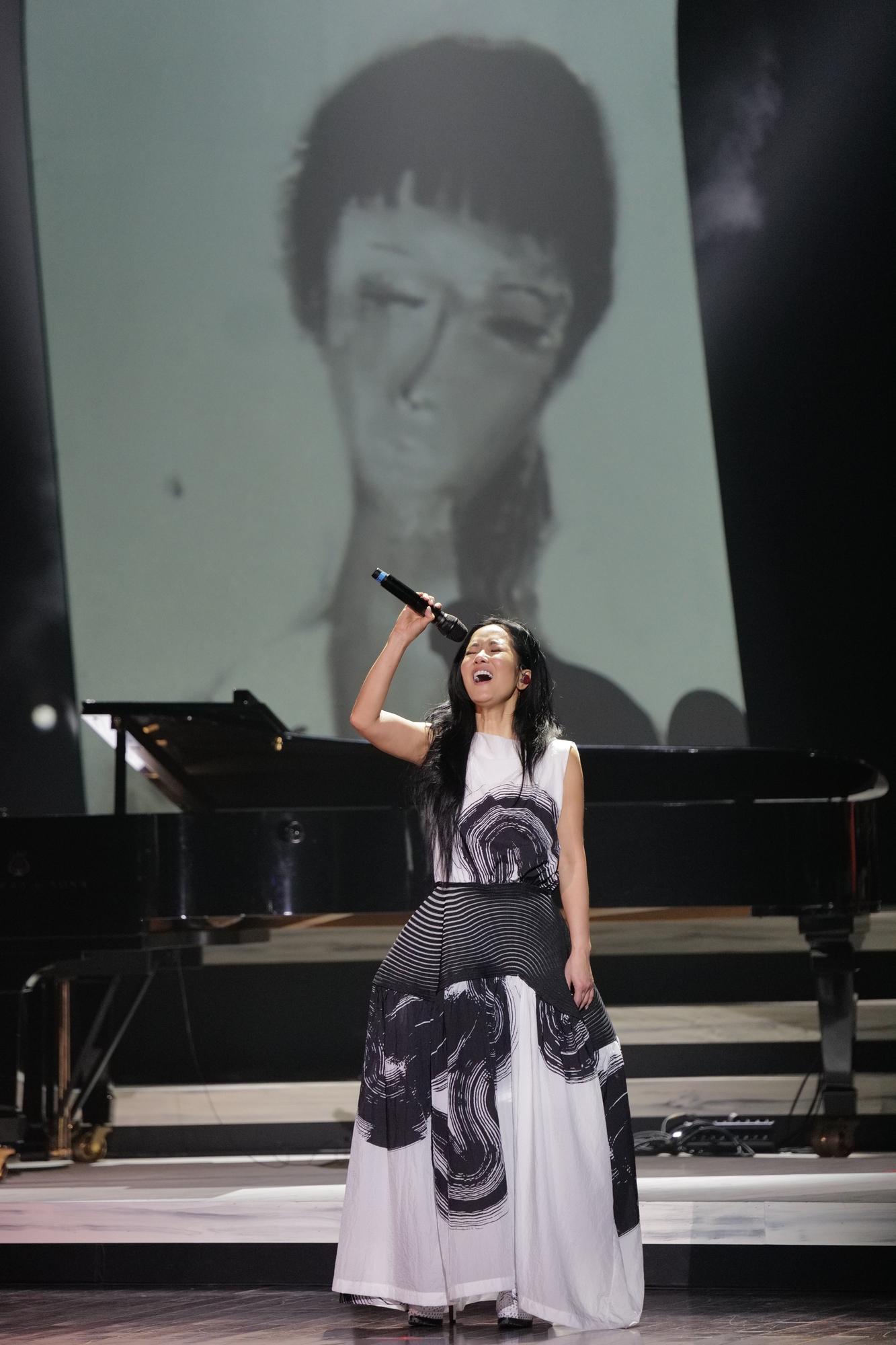 Diva Hồng Nhung rưng rưng khi nhắc về nhạc sĩ Trịnh Công Sơn trong concert cá nhân - Ảnh 1.