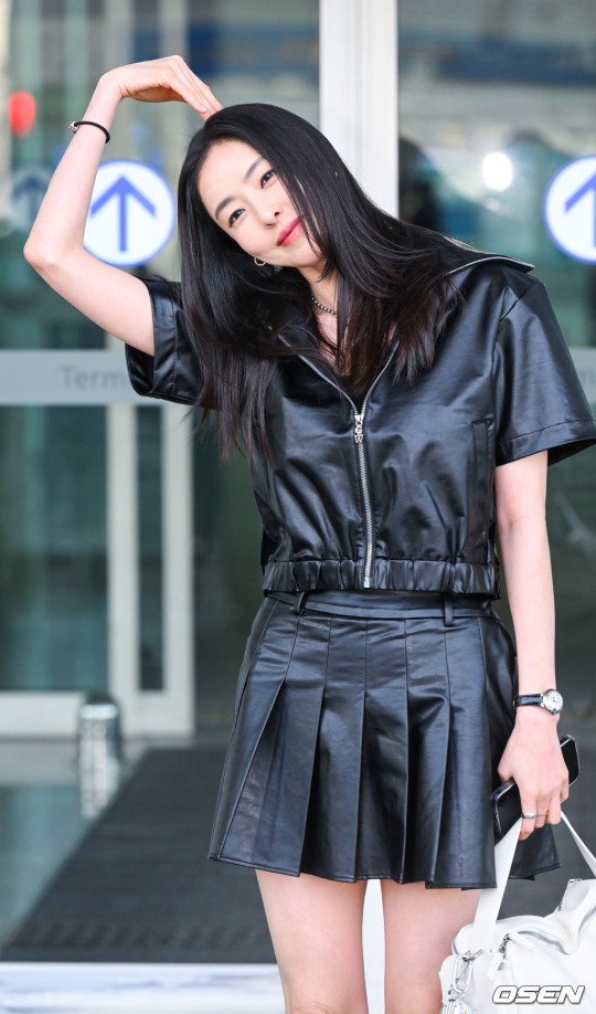 &quot;Ác nữ đẹp nhất xứ Hàn&quot; Lee Da Hee đến Đà Nẵng, chân dài huyền thoại lộ hết cả khuyết điểm ở sân bay - Ảnh 2.