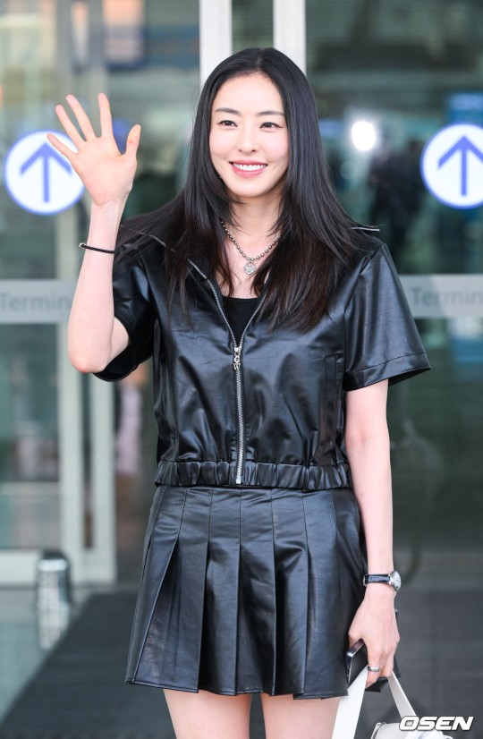 &quot;Ác nữ đẹp nhất xứ Hàn&quot; Lee Da Hee đến Đà Nẵng, chân dài huyền thoại lộ hết cả khuyết điểm ở sân bay - Ảnh 1.