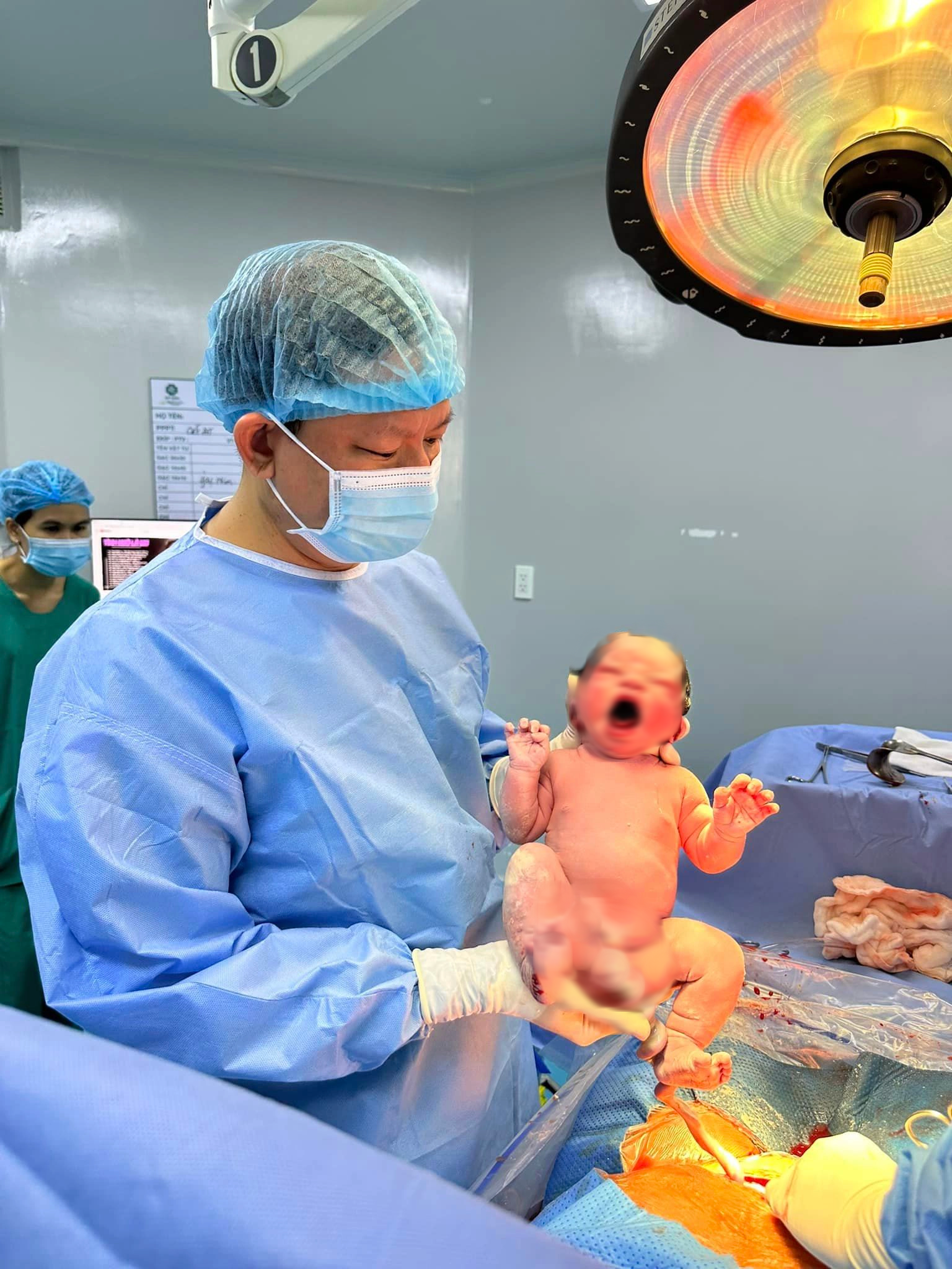 Gặp &quot;ông đỡ&quot; ca sinh 5 đầu tiên tại Việt Nam: Ngoài sản phụ khoa còn có duyên với tạo hình - phẫu thuật thẩm mỹ - Ảnh 3.
