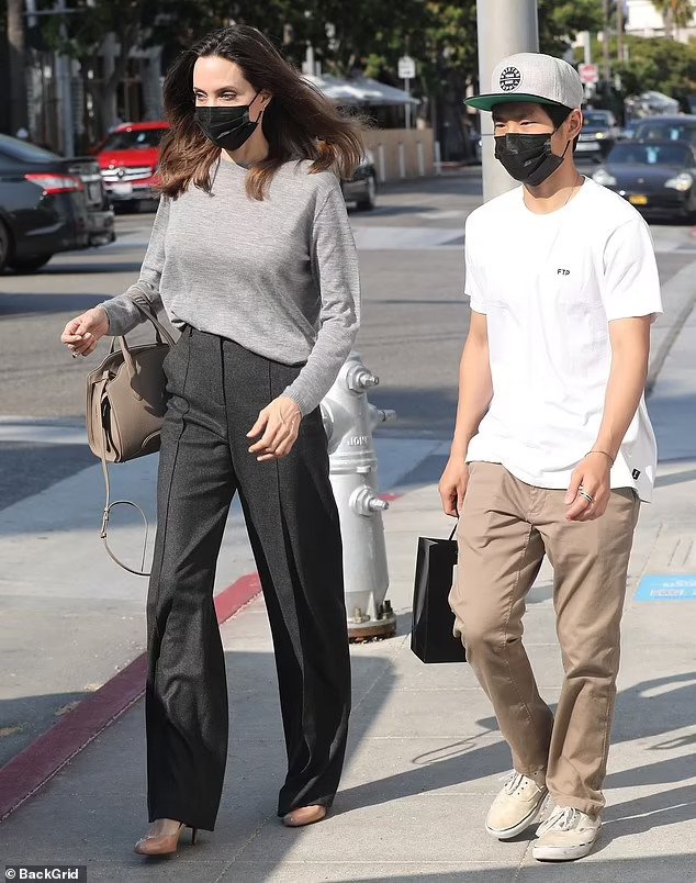 Con trai nuôi gốc Việt của Angelina Jolie - Brad Pitt khoe cơ bụng trên phố - Ảnh 3.