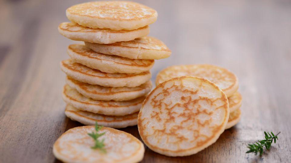 Pancakes: Món bánh nhìn đơn giản nhưng có vô số biến tấu từ khắp nơi trên thế giới - Ảnh 2.