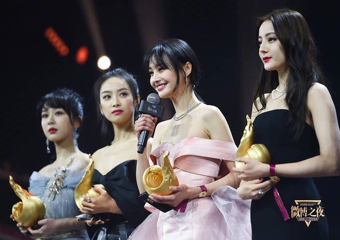 Hot lại 4 màn đọ sắc bất phân thắng bại của sao Cbiz trong Đêm hội Weibo 2019 - Ảnh 1.