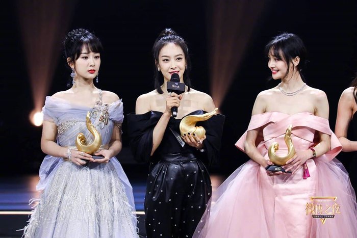 Hot lại 4 màn đọ sắc bất phân thắng bại của sao Cbiz trong Đêm hội Weibo 2019 - Ảnh 2.