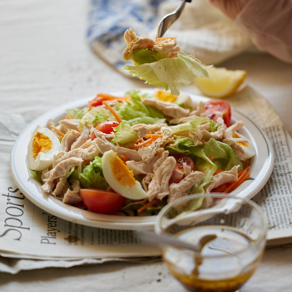 Mách bạn cách làm salad ức gà không chỉ đơn giản mà còn vô cùng ngon, ăn là nghiện - Ảnh 7.