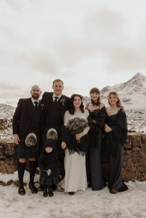 Dù mang thai, cô dâu vẫn quyết chọn đỉnh núi để làm đám cưới, chỉ có 3 khách mời - Ảnh 1.