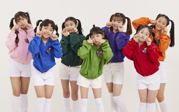 Nhóm nhạc Kpop vấp tranh cãi vì có thành viên mới 7 tuổi 