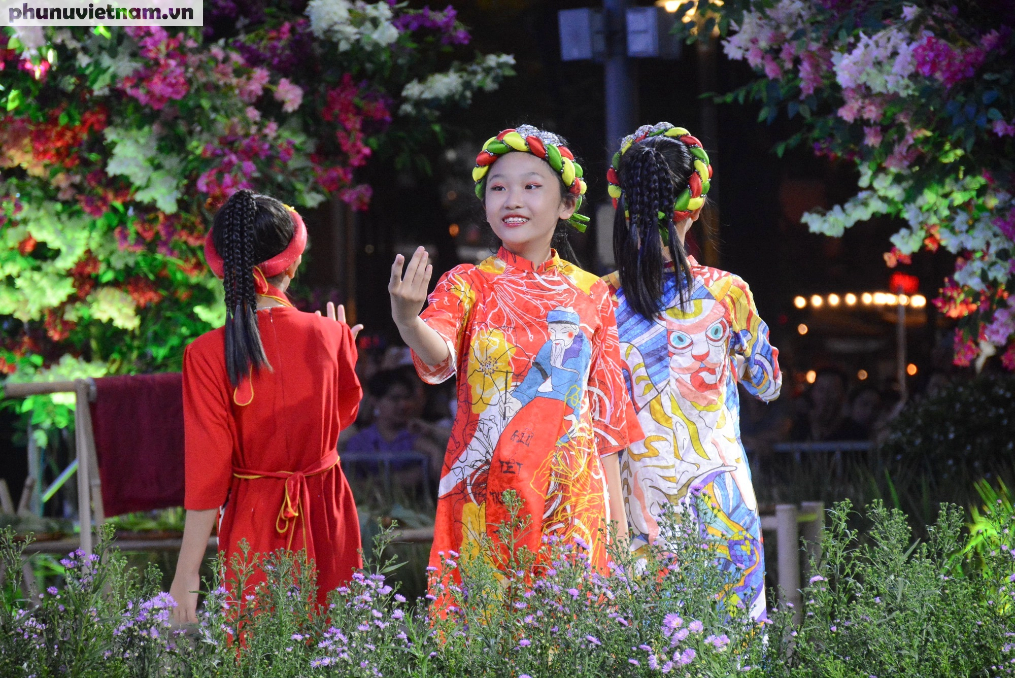Áo dài là một trong các biểu tượng của Việt Nam trong lòng bạn bè thế giới - Ảnh 3.