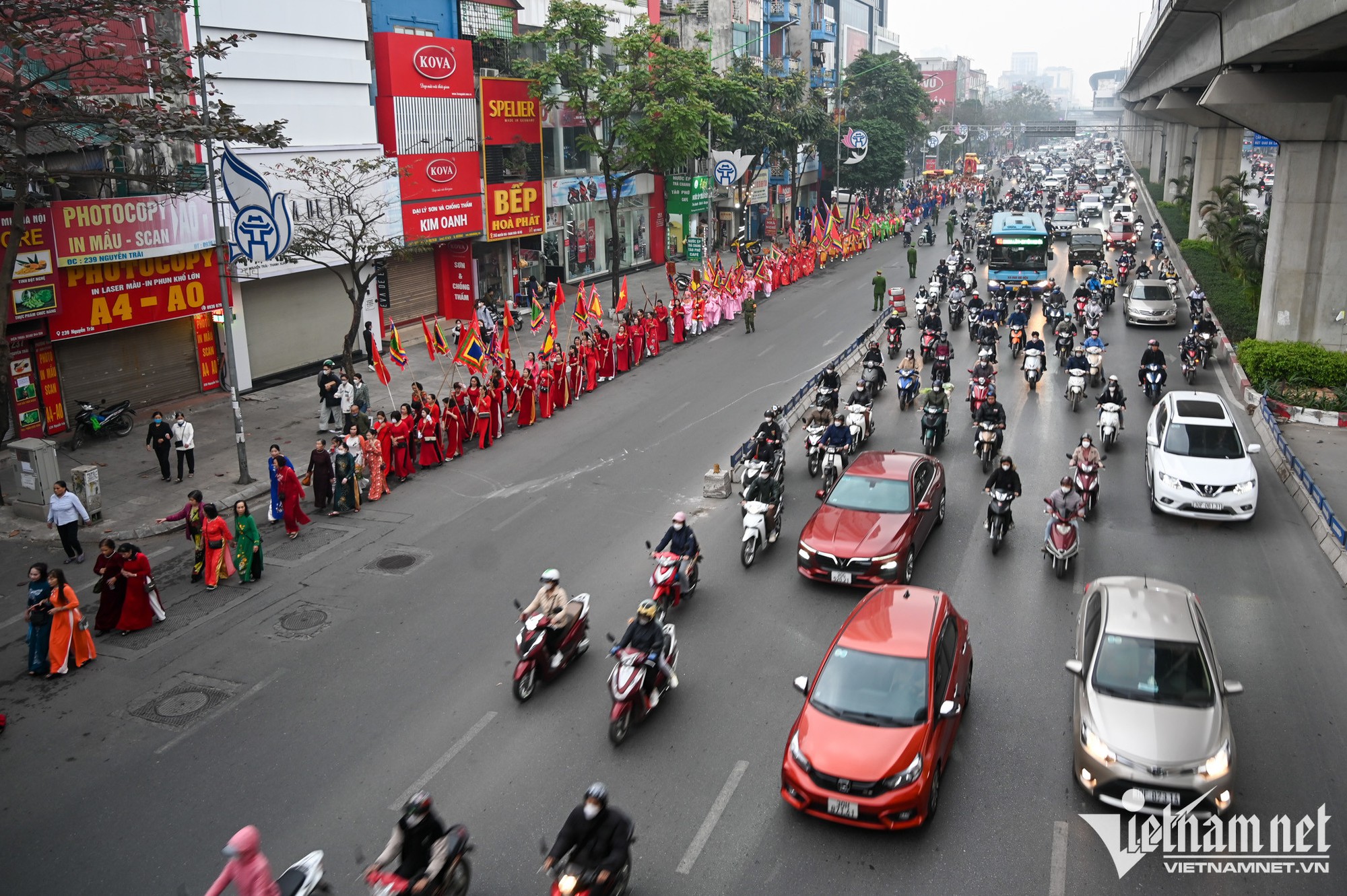 Kỳ lạ màn rước kiệu như chạy marathon trên đường phố Hà Nội - Ảnh 5.