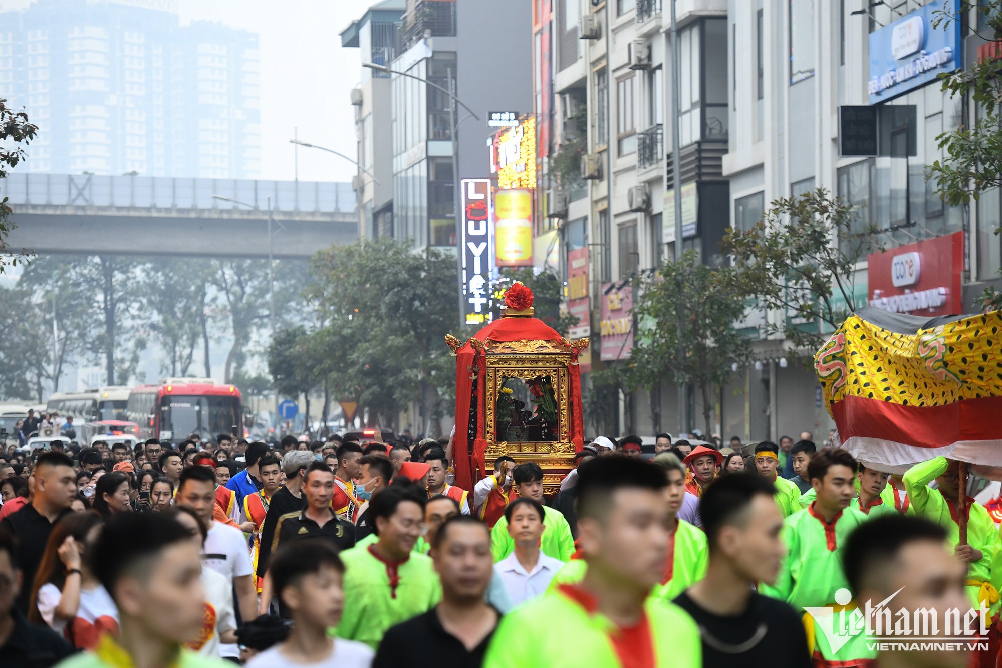 Kỳ lạ màn rước kiệu như chạy marathon trên đường phố Hà Nội - Ảnh 2.