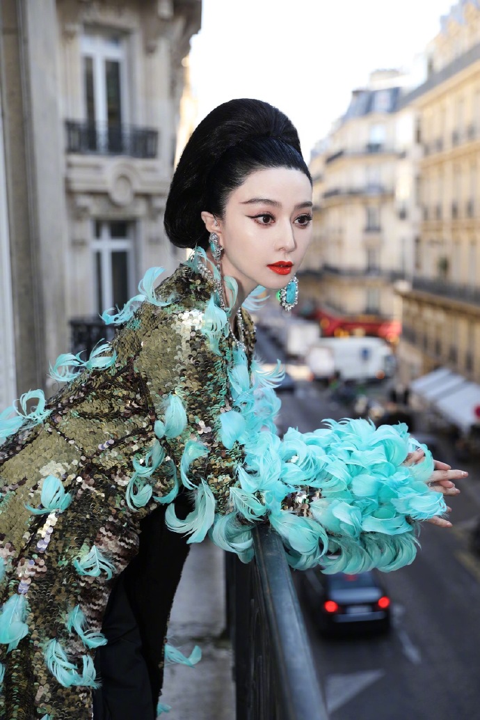 So sánh không chỉnh sửa và clip cam thường cận mặt của Phạm Băng Băng tại Paris Fashion Week: Liệu có khác “một trời một vực”?
