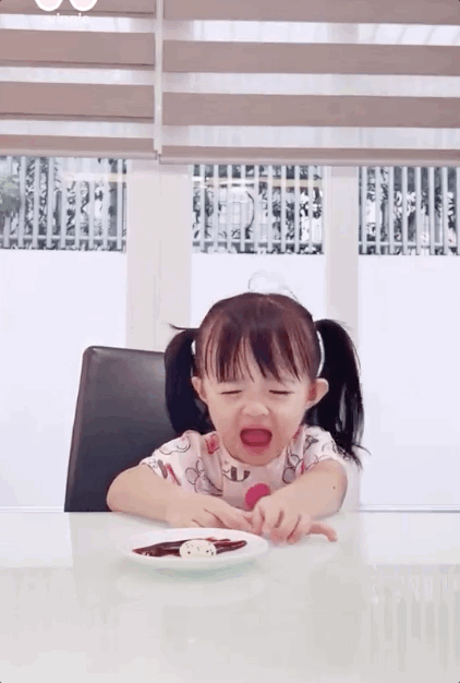 Đông Nhi dạy con gái tính kiên nhẫn bằng 1 cái kẹo, phản ứng của bé ra sao mà đạt 1,5 triệu người xem?  - Ảnh 2.