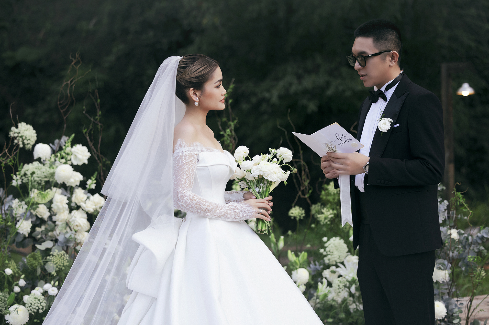 Hé lộ ảnh cưới Linda Ngô - Phong Đạt: Đầu tư 6 chiếc váy, ngập tràn ngôn tình - Ảnh 1.