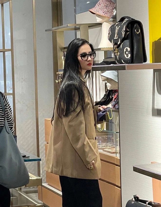 Lưu Diệc Phi để mặt mộc đi mua sắm khiến netizen cảm thán visual như 19 tuổi - Ảnh 3.