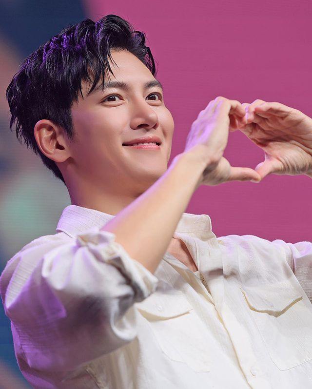 Ji Chang Wook “soái” bất chấp dù lộ dấu hiệu tăng cân trong fanmeeting ở Thái  - Ảnh 1.