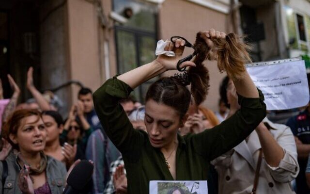 Iran sẽ tăng cường hình phạt những kẻ bạo hành phụ nữ - Ảnh 1.